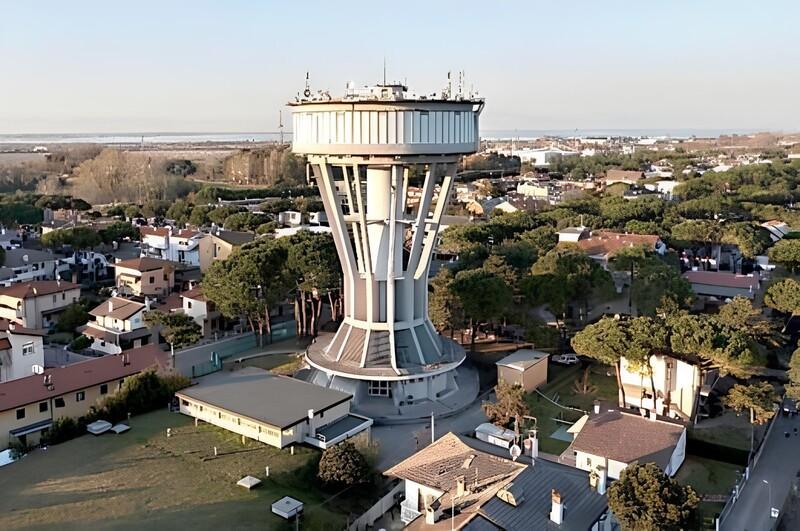 [Lignano: la torre di Pineta si illumina contro lo spreco dell’acqua ]