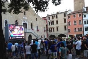 [Centinaia in piazza a tifare Italia]