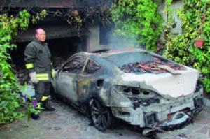 [Auto va a fuoco nel garage di casa, inquilini in salvo ]