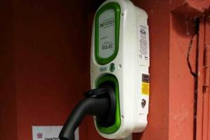 [A San Michele la prima colonnina di ricarica rapida per auto elettriche]