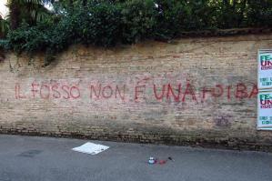 [CasaPound Portogruaro ripulisce muro Cinquecentesco da scritte negazioniste delle Foibe]