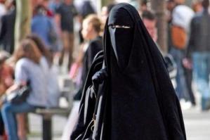 [Donne con il burqa: arriva la polizia, ma erano semplici turiste]