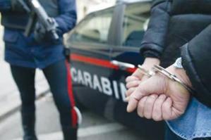 [Prima se la prende con la moglie, poi con i carabinieri: arrestato]