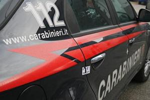 [Ruba merce da una profumeria e strattona la commessa: arrestato 24enne]