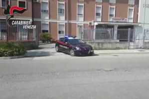 [Provoca un incidente in auto e fugge, ferito un motociclista]