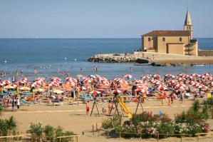 [Trattamenti Shiatsu in spiaggia a Caorle contro il massaggio abusivo]
