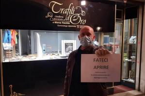 [Commercianti di Portogruaro in protesta: “Fateci riaprire”]
