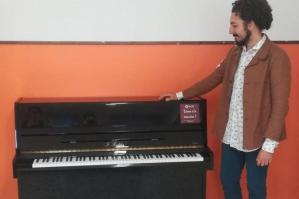 [Un pianoforte in dono alla scuola media dall’Ass. Comugne]