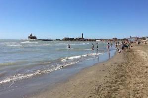 [Caorle,  disposizioni straordinarie per spiaggia libera e attrezzata]