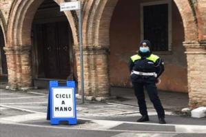 [Polizia Locale in centro per controllare i comportamenti dei ciclisti]