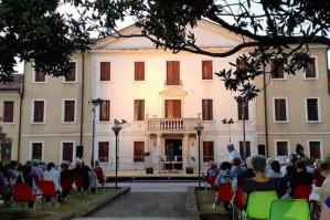 [A Fossalta la 26ª edizione di “Teatro in Villa” prepara un grande mese di agosto]