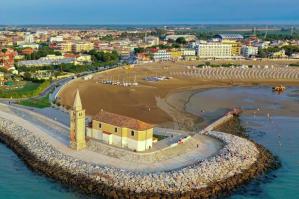 [Caorle prima spiaggia del Veneto e ottava meta più cliccata su Google in Italia]