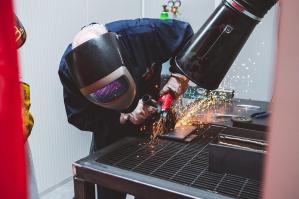 [Carenza di saldatori e carpentieri: Apindustria forma giovani disoccupati]