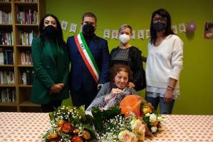 [Festeggiamenti alla Francescon per la centenaria Vanilia Falcomer]