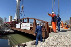 [Concluso il posizionamento del nuovo ponte sul canale Lugugnana]