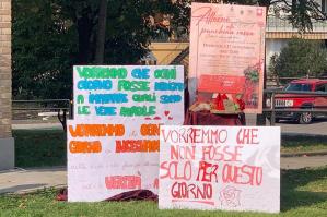 [Attorno alla PANCHINA ROSSA dell’Oratorio Pio X di Portogruaro]