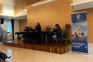 [Assemblea di Federalberghi Caorle: il confronto tra gli albergatori di Caorle, l'Amministrazione Comunale e Consorzi Arenili]