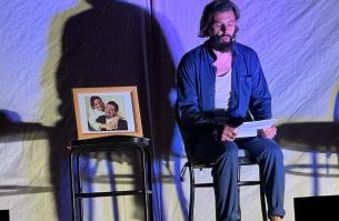 [Oblìo incanta il pubblico con un mologo struggente]