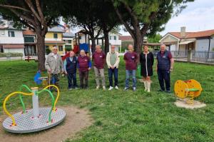 [Donati dall'Associazione Volontari Sansonessa nuovi giochi e tavoli e panche per le aree verdi di Sansonessa]