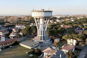 [Lignano: la torre di Pineta si illumina contro lo spreco dellâacqua ]