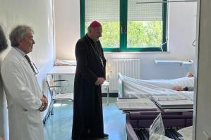 [Il Vescovo Pellegrini in visita all’ospedale di Portogruaro: un incontro di fede e vicinanza]