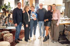 [La famiglia Turchetto festeggia Emanuela Serra, dipendente da 50 anni al “Don Pablo”]