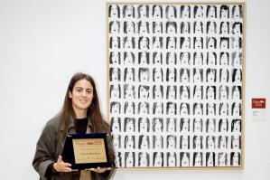 [Nicole Battiston conquista la Targa d’Oro Pittura al Premio Arte 2025 con un’opera dedicata al femminile]