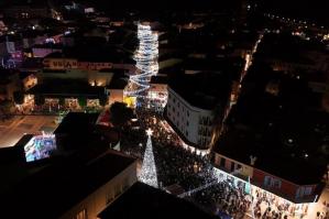 [Caorle accende il Natale più lungo d’Italia: tra tradizione, spettacolo e il mondo rovesciato del Grinch]