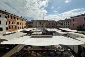 [Portogruaro si prepara al Natale: casette in piazza e sospensione del mercato comunale]
