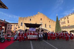 [I Babbi Natale del Vespa Club in piazza per Solidarietà]