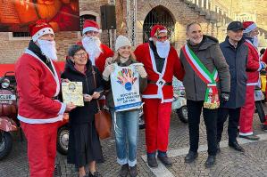 [I Babbi Natale del Vespa Club in piazza per Solidarietà]