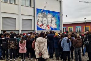 [Inaugurato alla “Pascoli” il murale dedicato a quattro donne simbolo contro la violenza]