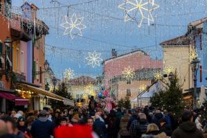[Caorle, il Natale dei record: il Grinch conquista la città e l’Epifania accende il mare]