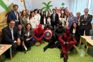[Stefani con i Supereroi visita le pediatrie di Portogruaro e San Donà]