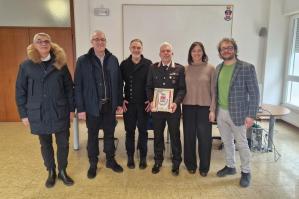 [Portogruaro saluta il comandante Mezzavilla: il sindaco Toffolo consegna un omaggio per il pensionamento]