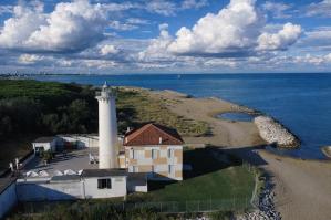 [“Librarsi. Tra le nuvole”, un faro dentro al Faro di Bibione per un percorso espostivo tra letture e mare]