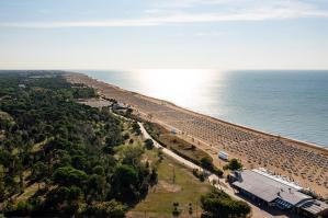 [Bibione “a piedi” per il 1° maggio. Debutta la passeggiata solidale sul mare]