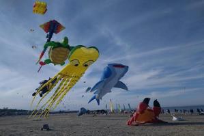 [Bibione Pineda con il naso all’insù: questo weekend il festival degli aquiloni colorerà il cielo]