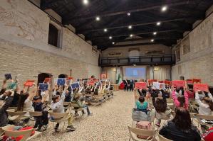 [Festa della Repubblica: le celebrazioni iniziano con la consegna di 200 Costituzioni Italiane agli studenti delle quinte elementari]