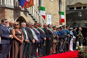 [Centinia di persone in Piazza della Repubblica per omaggiare il 2 giugno]