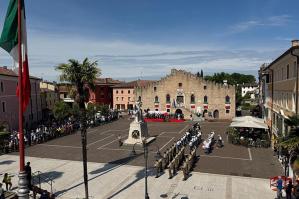 [Centinia di persone in Piazza della Repubblica per omaggiare il 2 giugno]