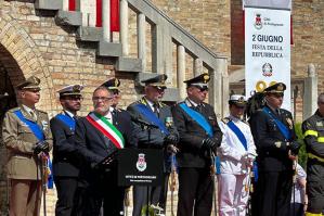 [Centinia di persone in Piazza della Repubblica per omaggiare il 2 giugno]