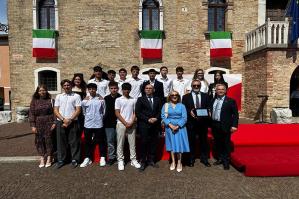 [Centinia di persone in Piazza della Repubblica per omaggiare il 2 giugno]