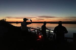 [Bibione, sport inclusivo per turisti con disabilità: lanci in paracadute, immersioni e pedalate al tramonto gratuite fino a settembre]