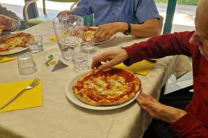 [Alla Francescon si \"sfornano ricordi\": un viaggio tra le regioni d\'Italia attraverso la pizza]