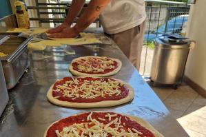 [Alla Francescon si sfornano ricordi: un viaggio tra le regioni d'Italia attraverso la pizza]