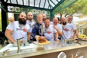[Bibione On Fire torna a Piazzale Zenith: due giorni tra brace, cucina e spettacolo con Fabrizio Nonis “El Bekér”]