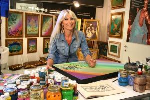 [Shamira Minozzi: artista portogruarese autrice di opere ispirate al dialogo e alla comprensione presente ad Assisi.]