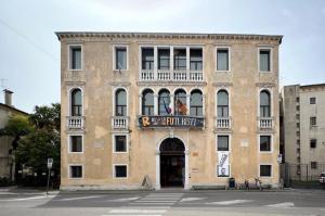[Due stanze della biblioteca civica intitolate a Ugo Padovese e don Antonio Scottà]
